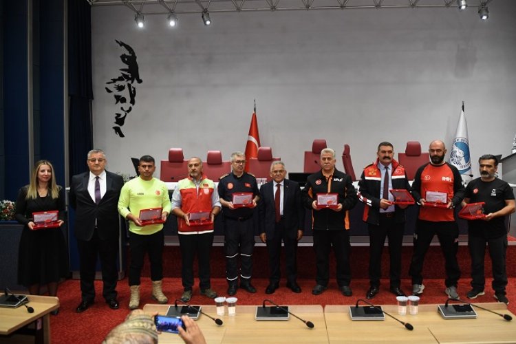 Kayseri Büyükşehir'den afetin isimsiz kahramanlarına plaket