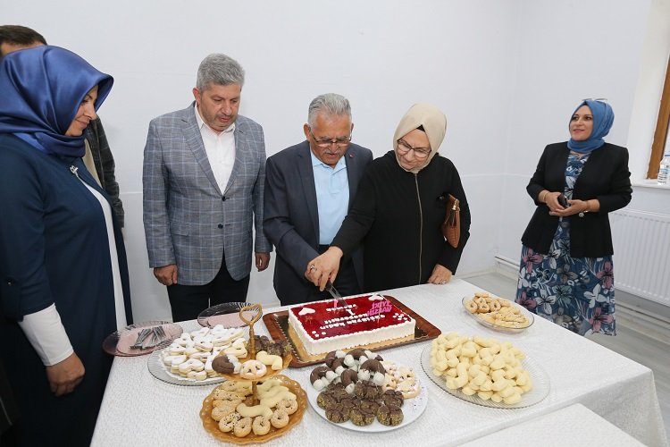 Kayseri'de kadın kooperatifinden gilaburulu pasta sürprizi