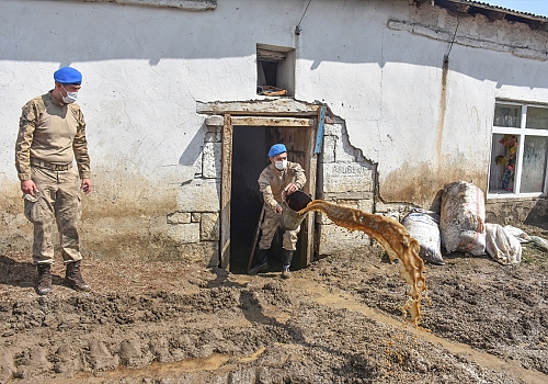 Komandolar selin vurduğu Kars'ın İnkaya köyündeki evleri çamurdan temizliyor