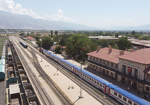 Kovid-19 yüzünden ara verilen seferleri yeniden başlayan Doğu Ekspresi treni Erzincan'a ulaştı
