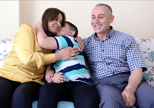 Küçük Ünsal'ın aile hayali koruyucu baba şefkatiyle gerçek oldu