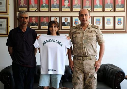 Milli Atlet Gülcan Palavan, Ardahan İl Jandarma Komutanını ziyaret etti