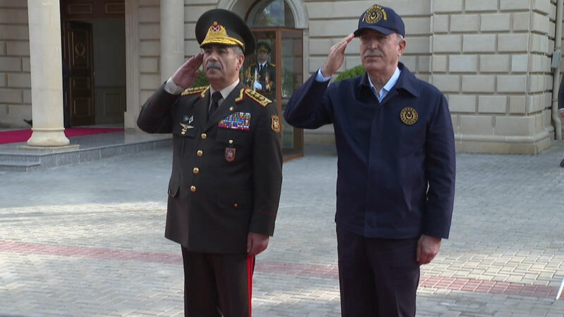 Milli Savunma Bakanı Akar, Azerbaycan’da “Mehter” ile karşılandı