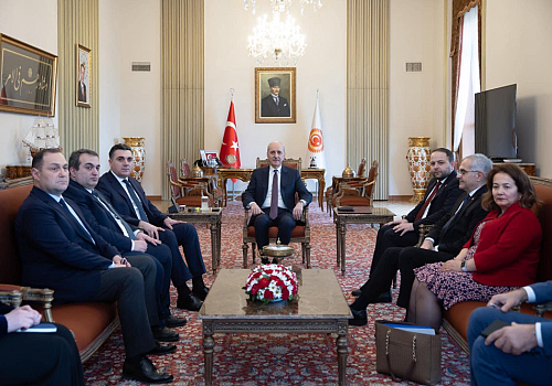 Numan Kurtulmuş’a ziyarette bulunan Gürcü heyetine AK Parti Ardahan Milletvekili Kaan Koç da eşlik etti.