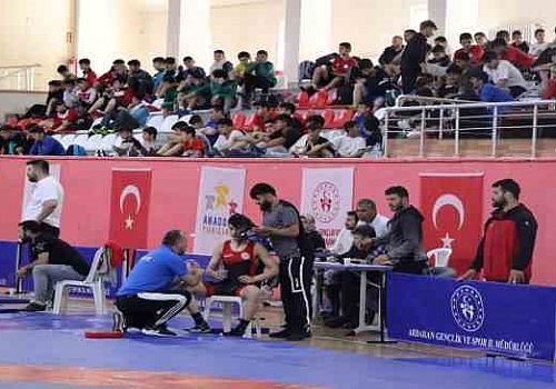 Osman Bayrakdar Sezonu Güreş Bölge Şampiyonası Ardahan’da yapıldı.
