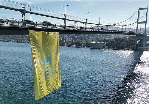 PTT AŞ, kuruluşunun 182'nci yıl dönümü dolayısıyla 15 Temmuz Şehitler Köprüsü'nde bayrağını dalgalandırıyor.