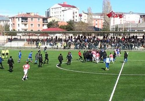 Serhat Ardahanspor ile Göle Belediyespor arasında oynanan maçın ta ortalık savaş alanına döndü.