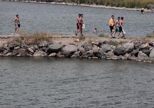 Sıcaktan bunalanlar Çıldır Gölü'ne akın ediyor