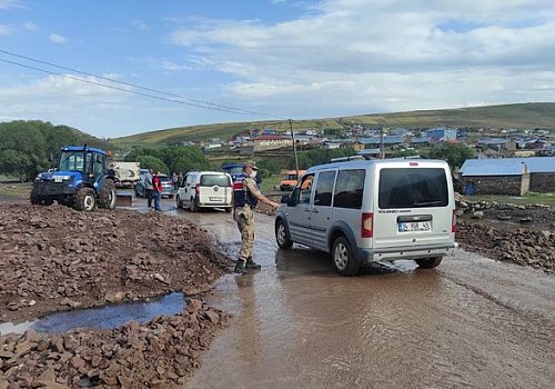 Şiddetli yağış Ardahan'da sele ve heyelana neden oldu