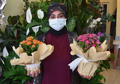 Siparişlerini almaya başlayan Doğu Anadolu'daki çiçekçiler Anneler Günü'nden umutlu