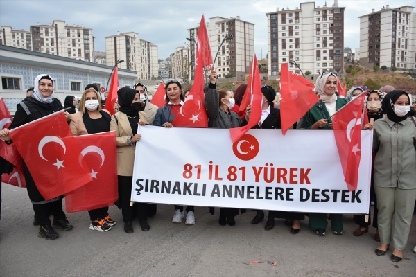 Şırnak'ta 81 ilden gelen kadınlardan terör mağduru ailelere destek yürüyüşü