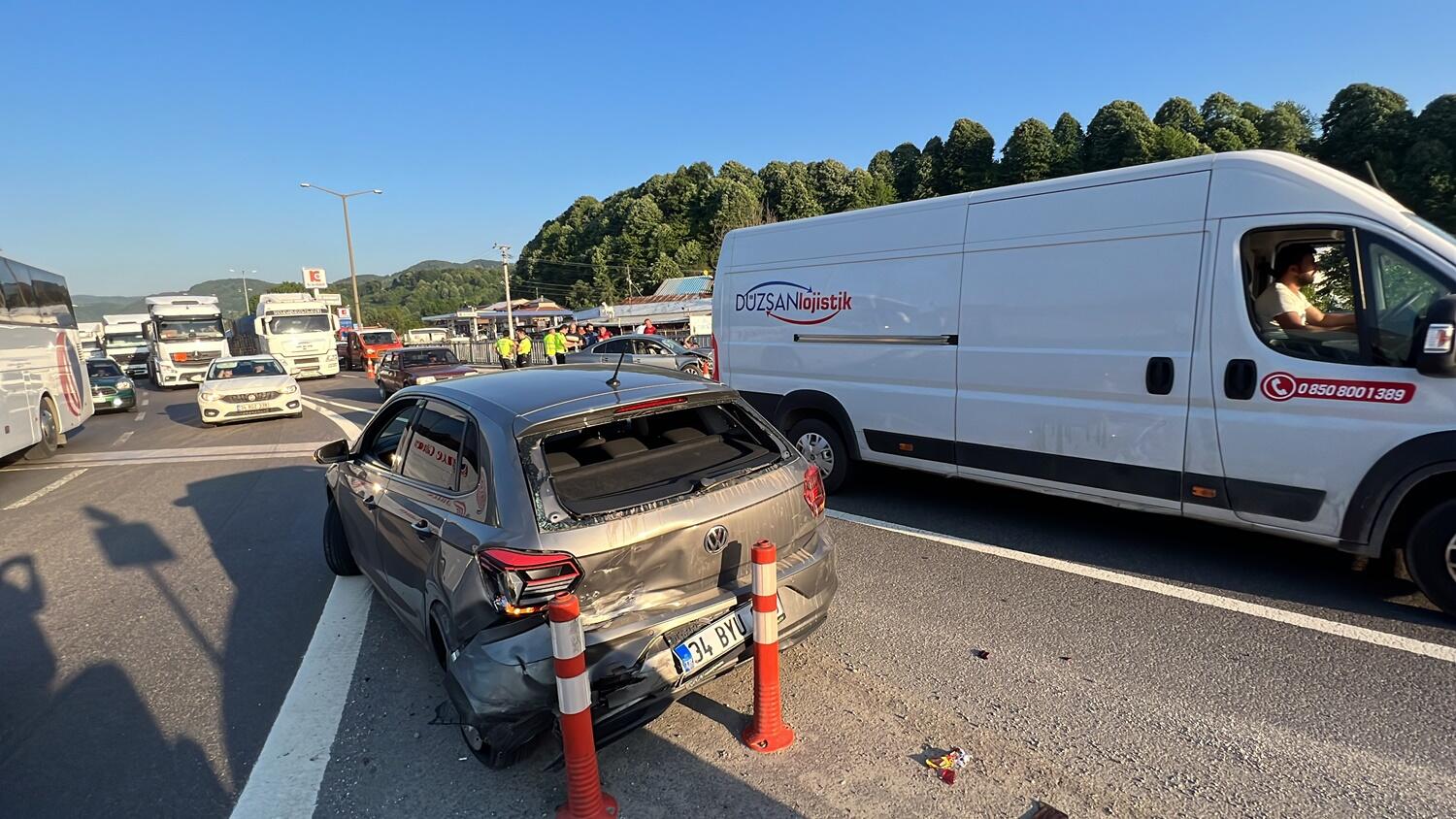 TEM Otoyolu Kaynaşlı gişelerinde iki otomobil çarpıştı: 9 yaralı