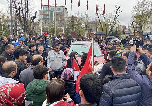 Türkiye'nin yerli otomobili Togg, Ardahan'lı vatandaşlar tarafından büyük ilgiyle karşılandı 