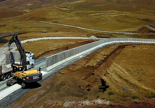 Van-İran sınırı beton duvar, hendek ve kulelerle 