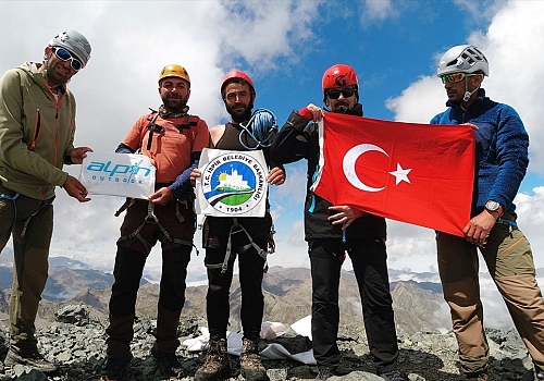 Verçenik Dağı'na 16 saatte tırmanan Erzurumlu dağcılar zirvede Türk bayrağı açtı