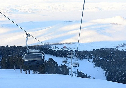 Yalnızçam Kayak Merkezi'nde rüzgar nedeniyle telesiyej hattı boşaltıldı