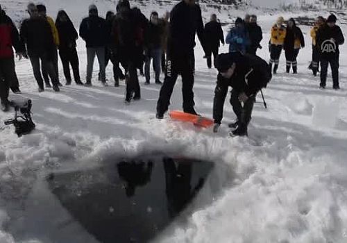 Yüzeyi Buzla Kaplı Çıldır Gölü'ne Dalış Yapıldı