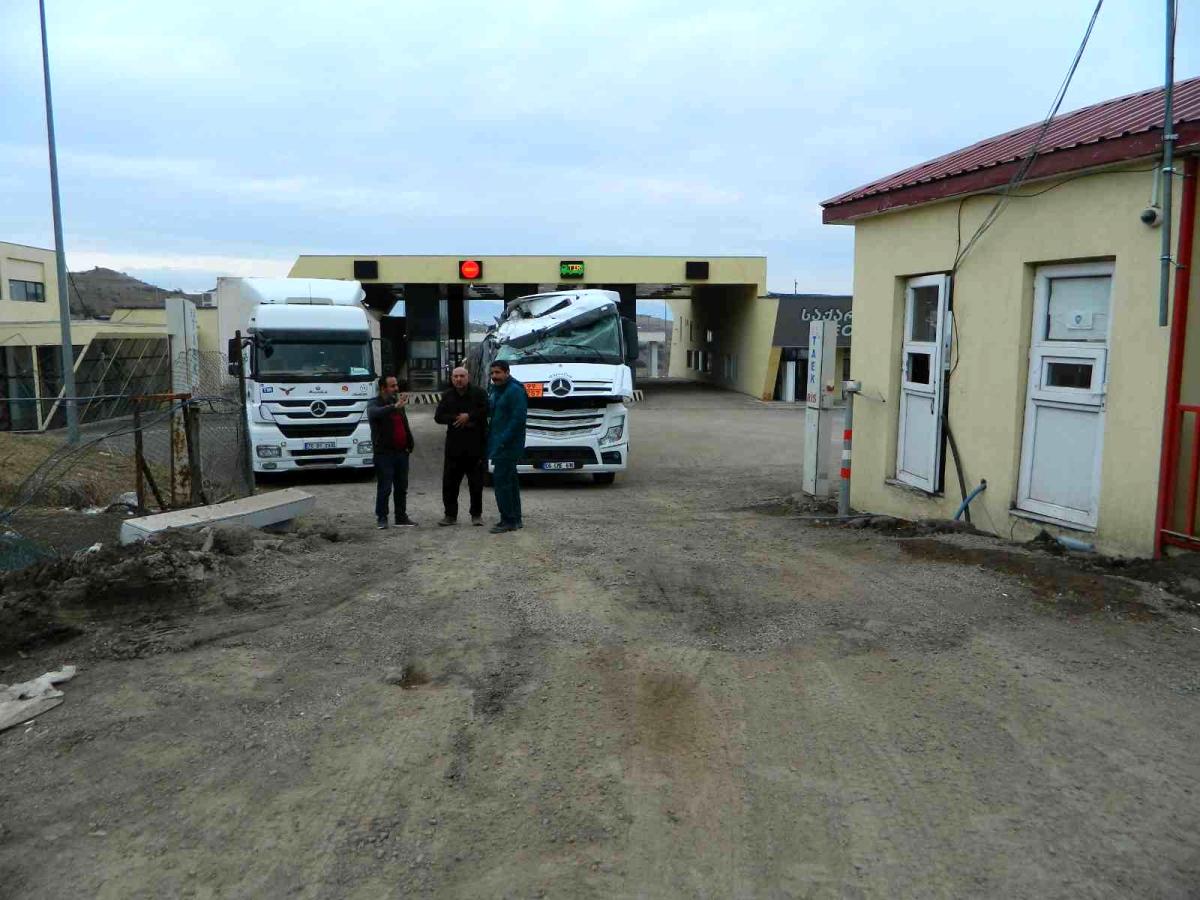 Türkgözü Sınır Kapısı'ndan sadece tırların geçişine izin veriliyor