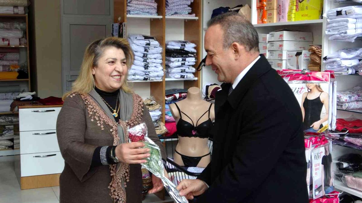 Vali Öner'den çalışan kadınlara karanfil