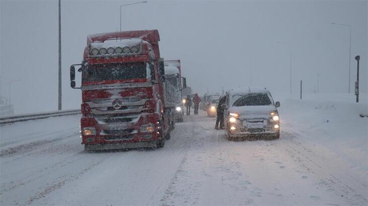Yoğun kar sebebiyle Bolu girişleri trafiğe kapatıldı