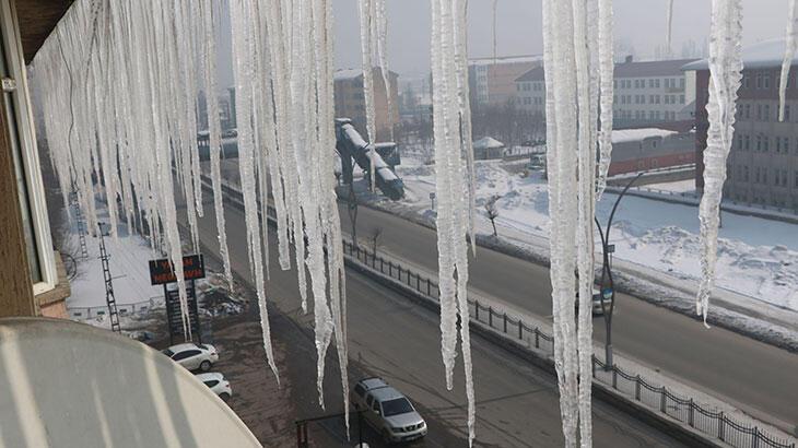 Yüksekova'da, çatılarda 5 metrelik buz sarkıtları