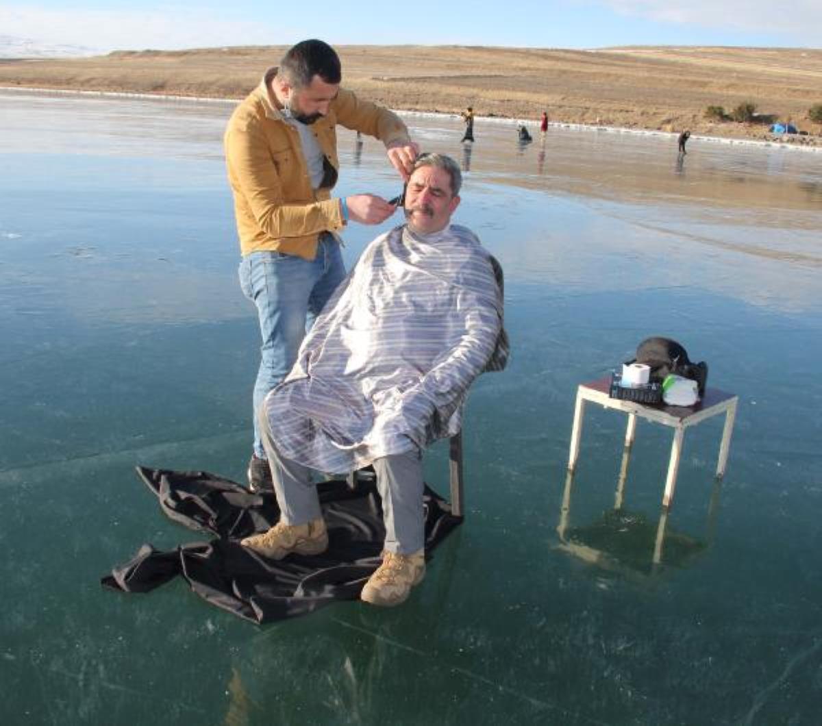 Yüzeyi buz tutan Çıldır Gölü'nde saç sakal tıraşı