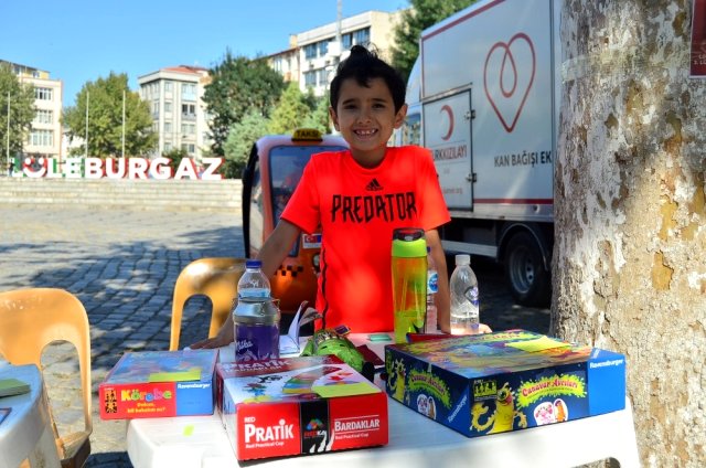 (Özel) Oyuncaklarını ihtiyaç sahipleri için satıyor