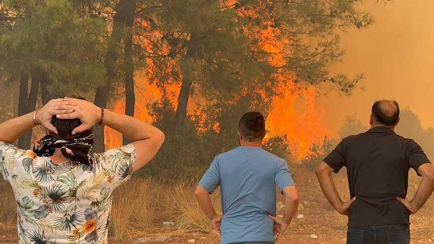  Antalya'nın 3 ilçesinde yangın çıktı! Tahliye edilen evler var...