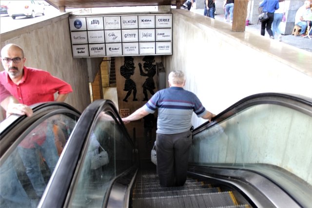  Bu şehirde alt geçide girenler saatlerce vakit geçiriyor