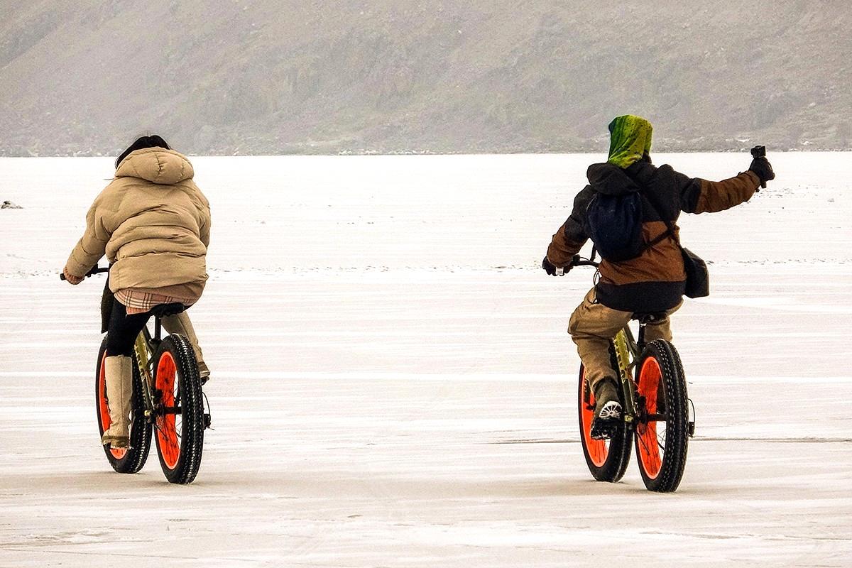  Çıldır Gölü'nde atlı kızak ve bisiklet keyfi