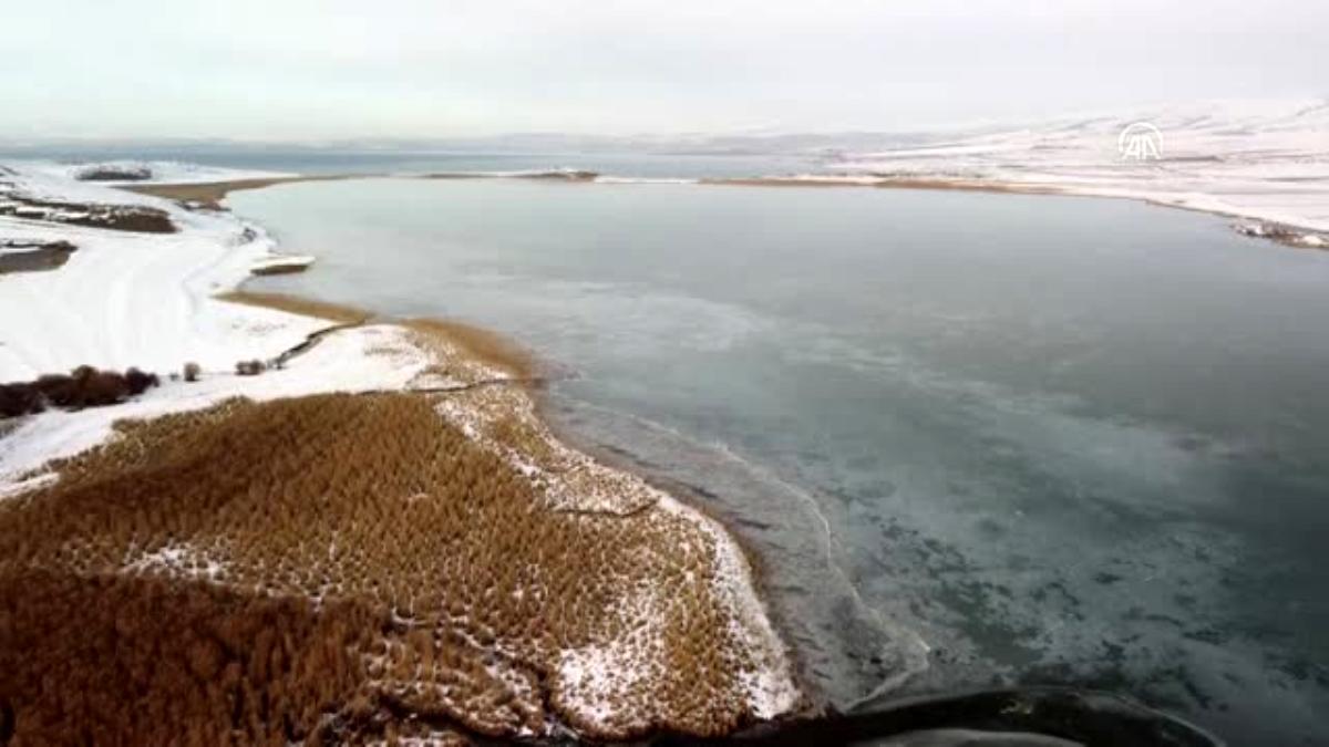  Doğu Anadolu'nun en büyük ikinci gölü Çıldır'ın yüzeyi kısmen dondu
