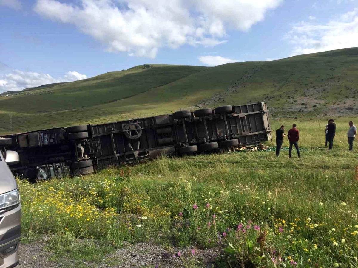  Posof ta Ilgar dağına tırmanırken sürücüsünün kontrolünden çıkan tır devrildi