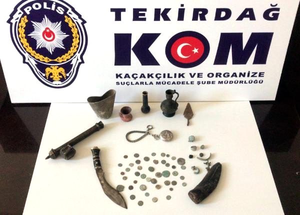 2 kadın, 59 parça tarihi eserle yakalandı