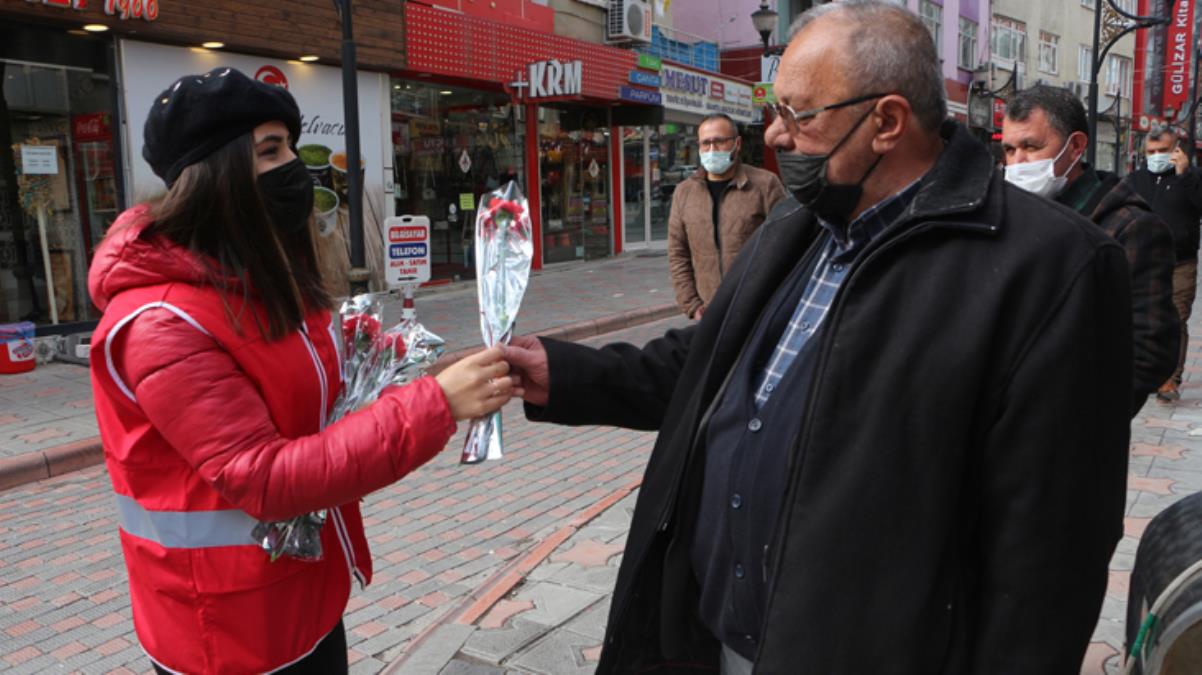 2020'de kadın cinayetinin işlemeyen Ardahan da erkeklere çiçek dağıtıldı