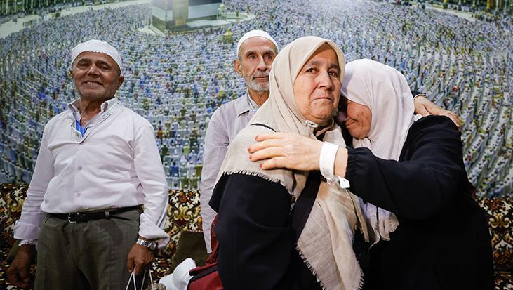 25 yıllık küslük Mekke’de son buldu: Dargın komşular Hac yolculuğunda barıştı