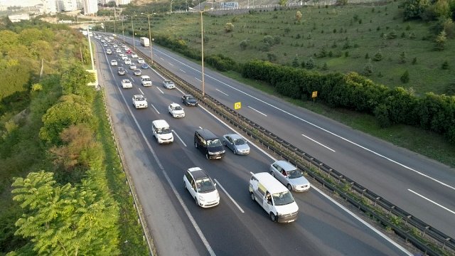 3 günlük tatil, TEM'de trafiği durma noktasına getirdi