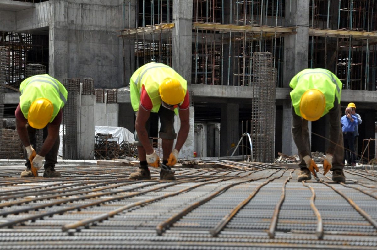 30 derece sıcakta demirleri nakış nakış işliyorlar