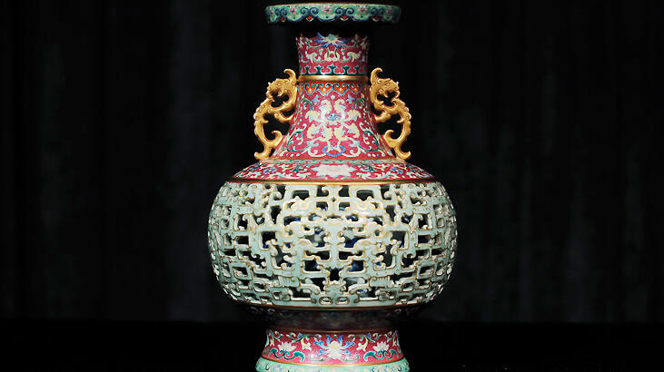 56 dolara alınan antika vazo açık artırmada 9 milyon dolara satıldı