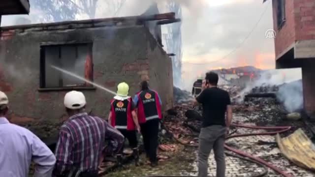 7 ev yanarak kullanılamaz hale geldi