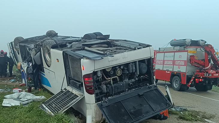 Adana Kozan’da Dehşet: Yolcu Otobüsü Devrildi, 2 Ölü 23 Yaralı İstanbul’da Yağış Can Aldı: Taksi Su Kanalına Uçtu, 3 Ölü 1 Yaralı