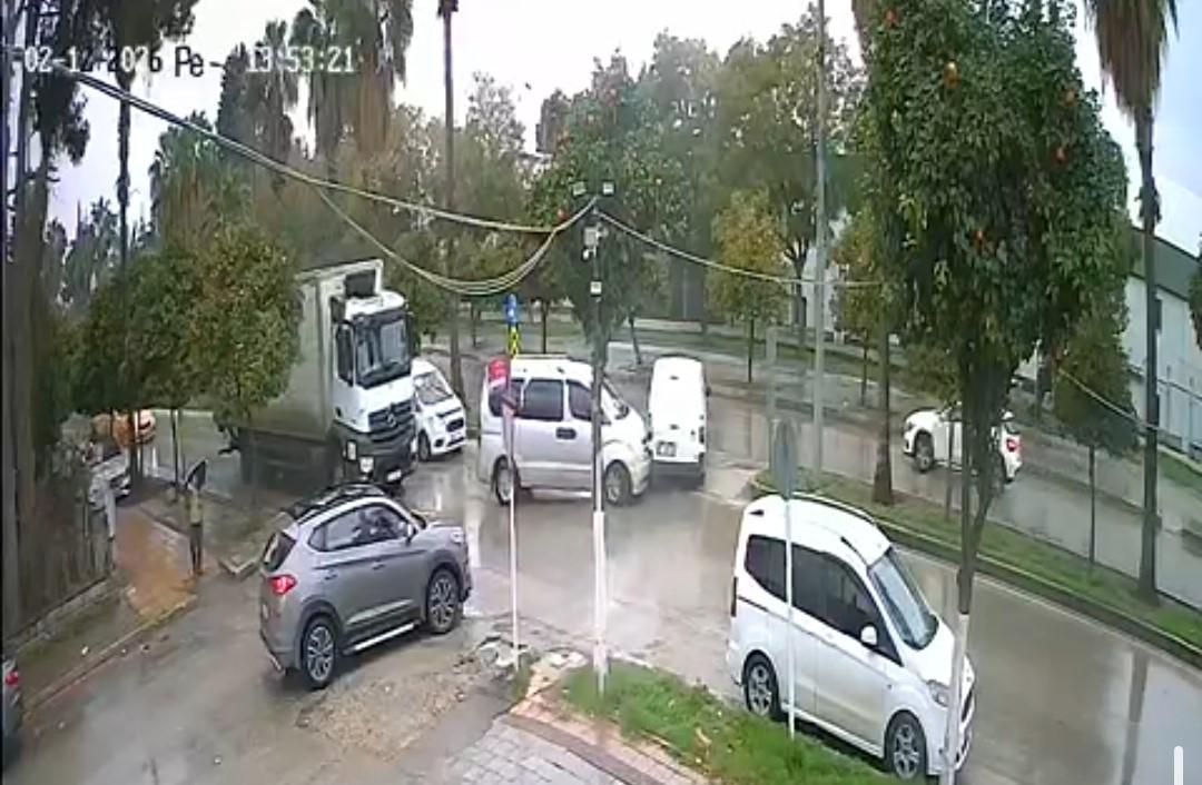 Adana’da tehlikeli geçiş: Barış Bulvarı’nda kaza alarmı