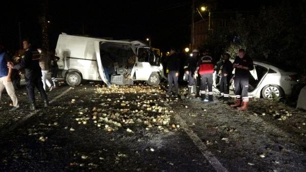 Afyonkarahisar'da panelvan araç ile otomobil çarpıştı: 1 ölü, 7 yaralı