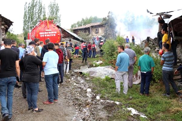 Ahşap evdeki yangında yatalak hasta öldü