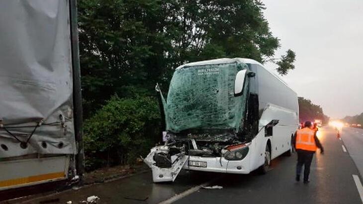 AK Parti seçmenlerini taşıyan otobüs TIR'a çarptı: 1'i ağır 22 yaralı