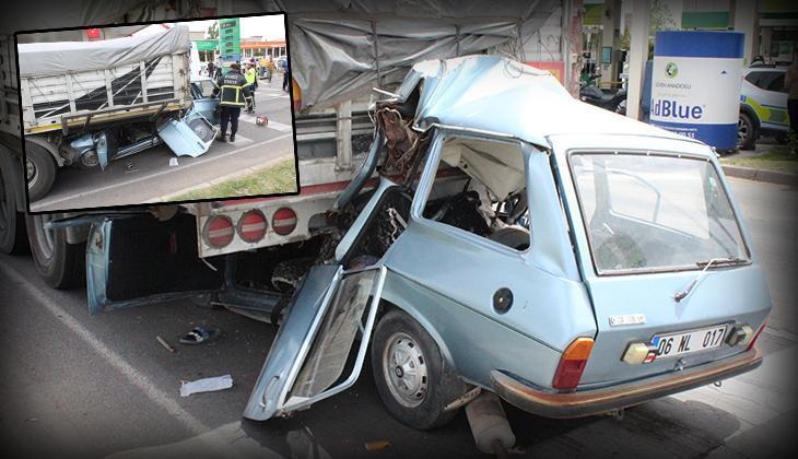 Aksaray'da feci kaza! TIR'a çarpan otomobil hurdaya döndü