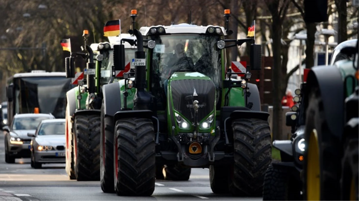 Almanya'da çiftçiler, dizel vergi indiriminin kaldırılmasını protesto ederek traktörlerle yolları kapattı