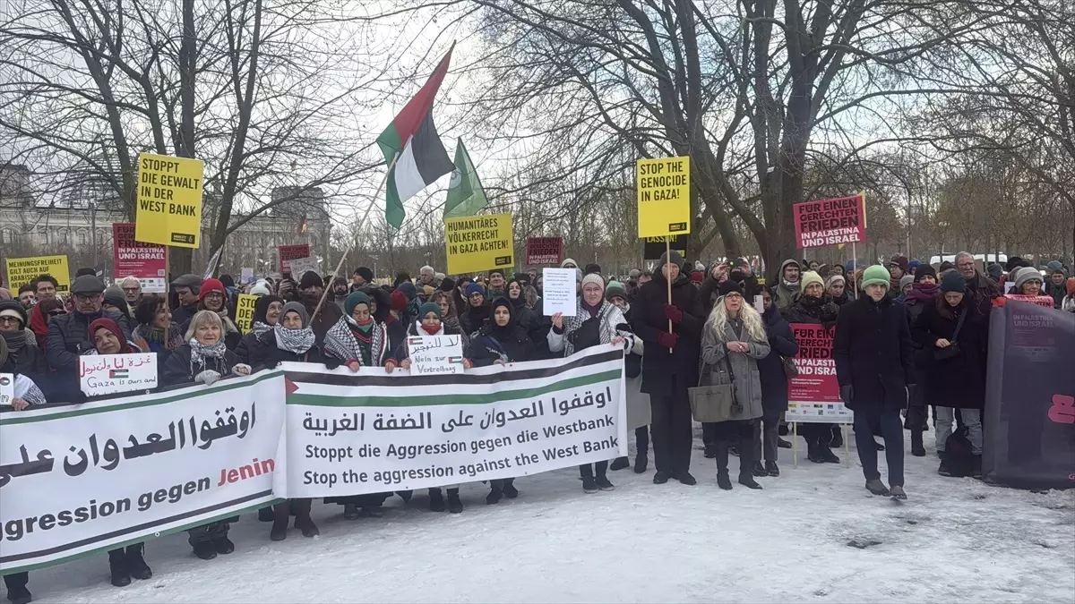 Almanya'da Filistin'e destek eylemi: İsrail yanlısı grup bayrak açıp, provoke etmek istedi