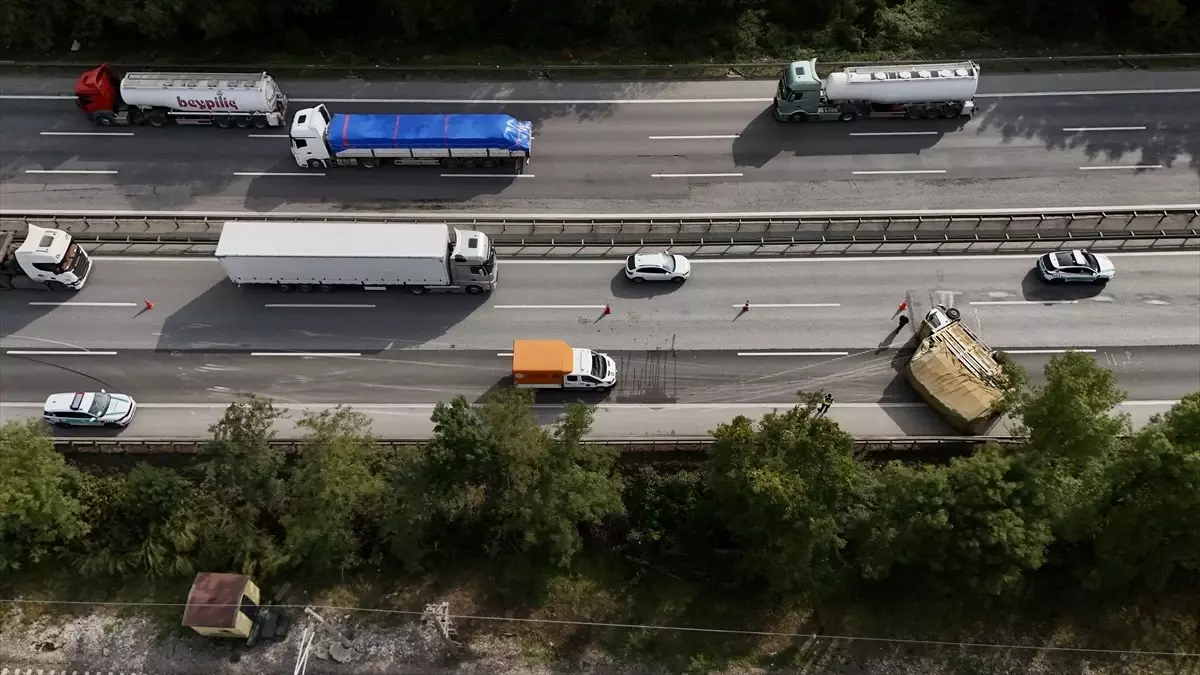 Anadolu Otoyolu’nda kamyonet devrildi, trafik durma noktasına geldi