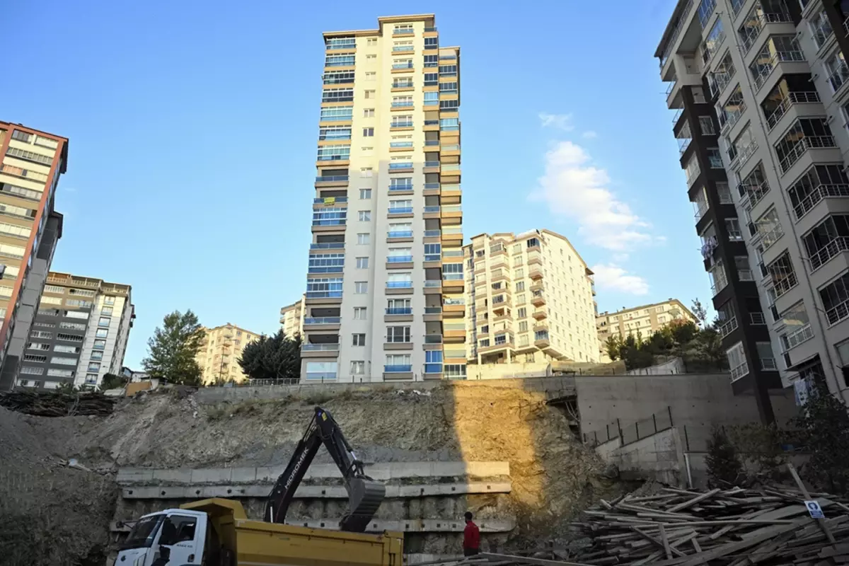 Ankara'da İnşaat Kazısı 17 Katlı Binada Kaymaya Neden Oldu