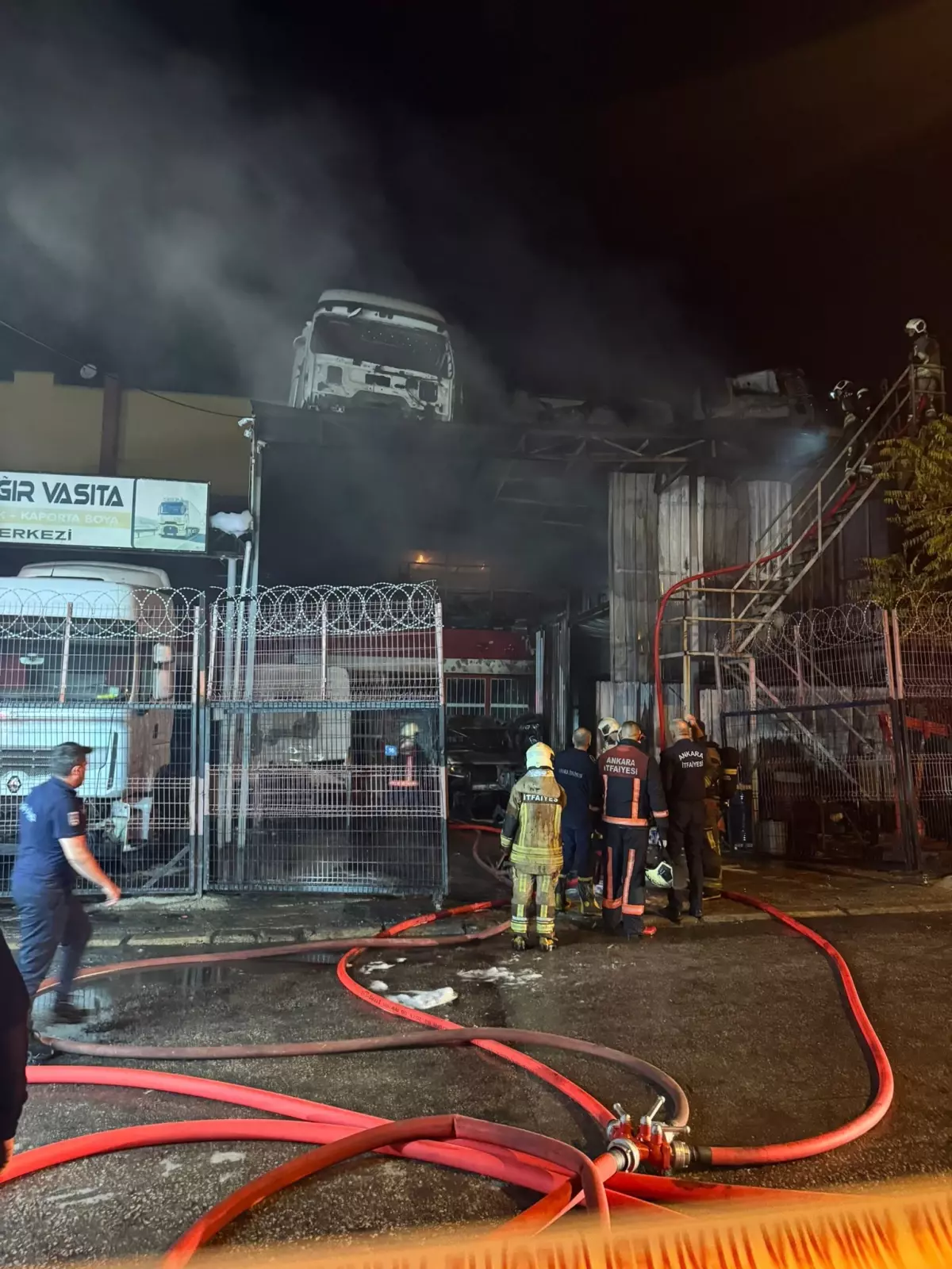 Ankara’da oto tamirhanesinde yangın paniği: Araçlar zarar gördü